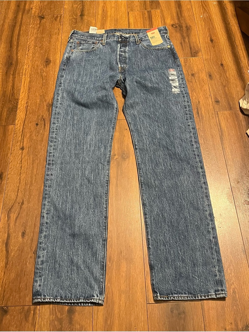 Levi's 501 original Relaxed Straight Jeans in Medium Blue Wash 34x32